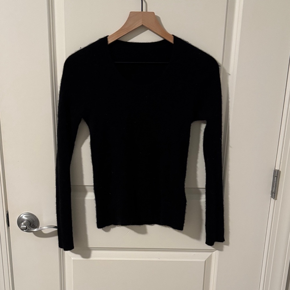 Women's Black V-Neck Long Sleeve Sweater 100% cashmere